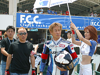 タイヤ交換をするスタッフ