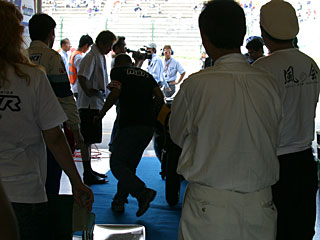 急遽ピットインする松本