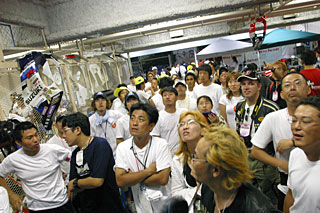 ���J���������`�F�b�J�[���󂯂鎖���F��X�^�b�t